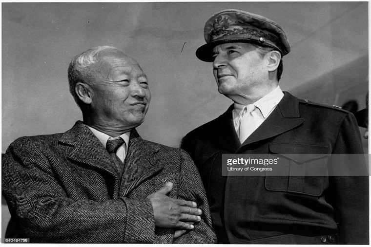 Trước đó, ông Rhee Syng-man (trái) cũng từng giữ chức vụ Tổng thống đầu tiên của Chính phủ lâm thời Đại Hàn Dân Quốc trong khoảng thời gian 1919 – 1925. Ảnh: Getty.