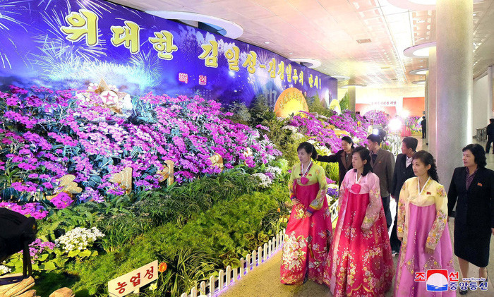 Hoạt động tại lễ hội hoa quốc tế Kimilsungia ở Bình Nhưỡng ngày 13-4 trong dịp kỷ niệm ngày sinh cố Chủ tịch Kim Nhật Thành (Kim Il Sung) - Ảnh: REUTERS/KCNA