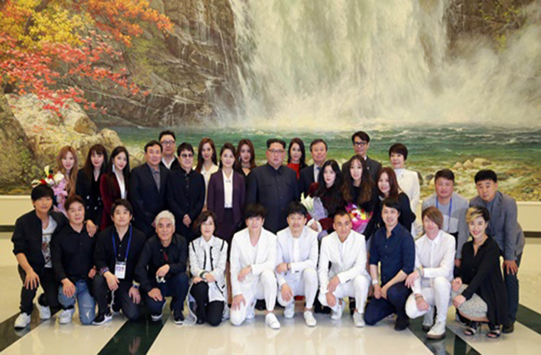 Lãnh đạo Triều Tiên Kim Jong-un và phu nhân Ri Sol-ju chụp ảnh cùng các nghệ sĩ Hàn Quốc. Ảnh: Reuters.