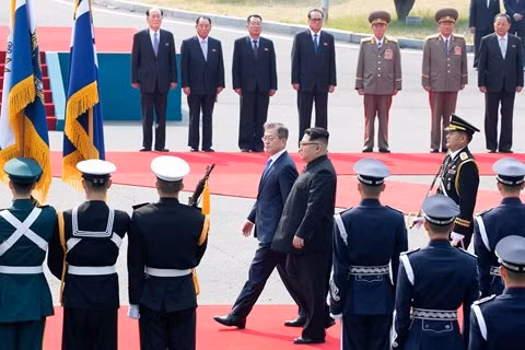 Hai nhà lãnh đạo duyệt đội danh dự.