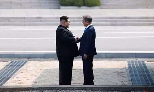 Ông Kim đã nắm tay ông Moon bước qua biên giới sang lãnh thổ Triều Tiên. Nguồn: CNN.