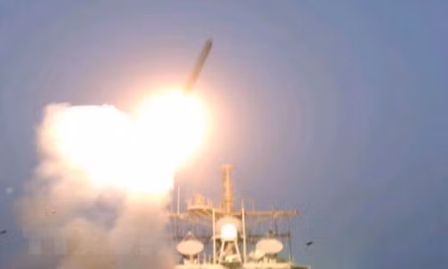 Tên lửa hành trình Tomahawk của hải quân Mỹ được phóng từ tàu khu trục USS Bunker Hill tháng 3/2003.