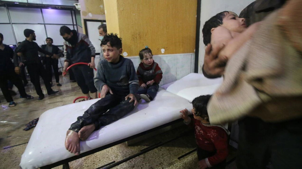 Nhiều trẻ em bị thương trong cuộc tấn công bằng vũ khí hóa học hôm 8/4. Ảnh: Getty.