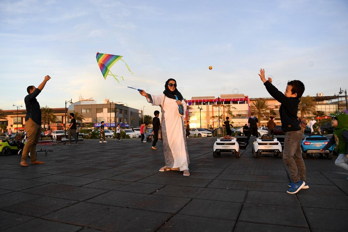 Cô Amirah cùng gia đình đi chơi tại Công viên Middle Corniche. Ngoài ra, trong thời gian rảnh rỗi, Amirah lại tập yoga. Với những sự thay đổi "ngoạn mục" này, Jeddah có thể được xem là vùng đất “thiên đường” cho phụ nữ Ả Rập Xê Út.