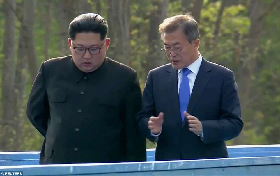 Tổng thống Kim và lãnh đạo Kim Jong-un có buổi trò chuyện riêng kéo dài 30 phút trước khi trở về tiếp tục hội đàm. Nội dung cuộc trò chuyện này không được tiết lộ. Ảnh: Reuters.