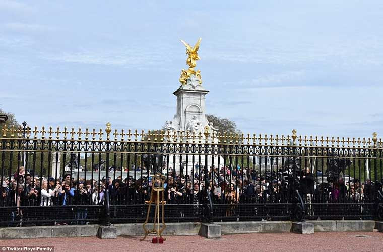 Rất đông người cũng tập trung bên ngoài Cung điệp Buckingham để nhìn thông báo về việc tiểu hoàng tử Anh mới chào đời.