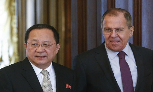 Ngoại trưởng Nga Sergei Lavrov và Bộ trưởng Ngoại giao Triều Tiên Ri Yong Ho hôm 10/4. Ảnh: Reuters.