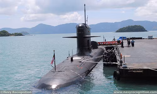 Tàu ngầm lớp Scorpene KD Tun Razak của Hải quân Hoàng gia Malaysia tại triển lãm quốc phòng LIMA 2017 ở Langkawi. Ảnh: navyregconition.com.