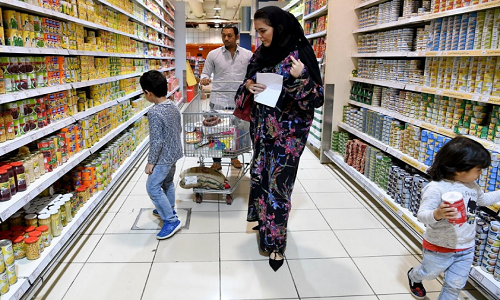 Cô Amirah đi mua sắm cùng chồng con tại siêu thị ở Jeddah.