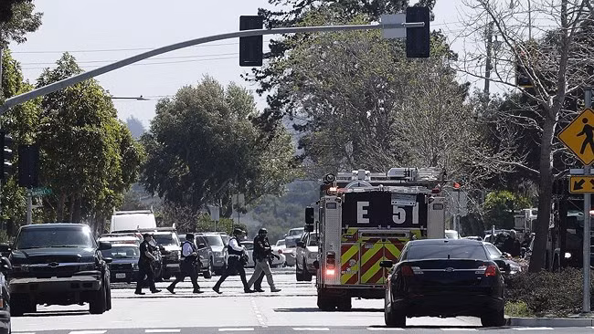 Lực lượng hành pháp được điều động tới hiên trường vụ xả súng. Nguồn: Loop.