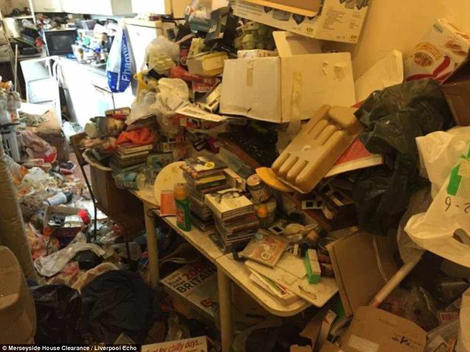 Mensah chia sẻ, trong quá trình dọn nhà, ông từng phát hiện nhiều thứ kinh hãi như chai đựng nước tiểu, xác mèo hay đồ chơi tình dục, băng đĩa phim khiêu dâm,…