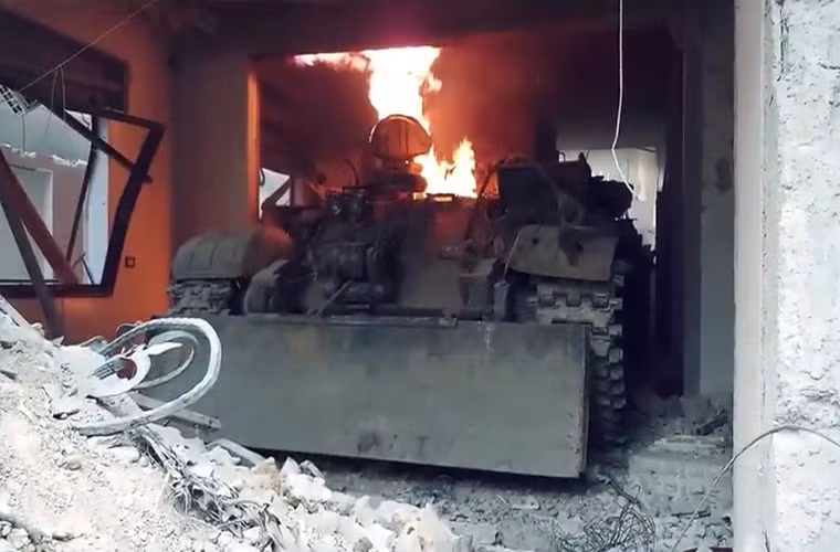 Phiến quân Jaysh al-Islam quyết định đốt số trang thiết bị quân sự này trước khi rời khỏi Douma. Ảnh: SF.