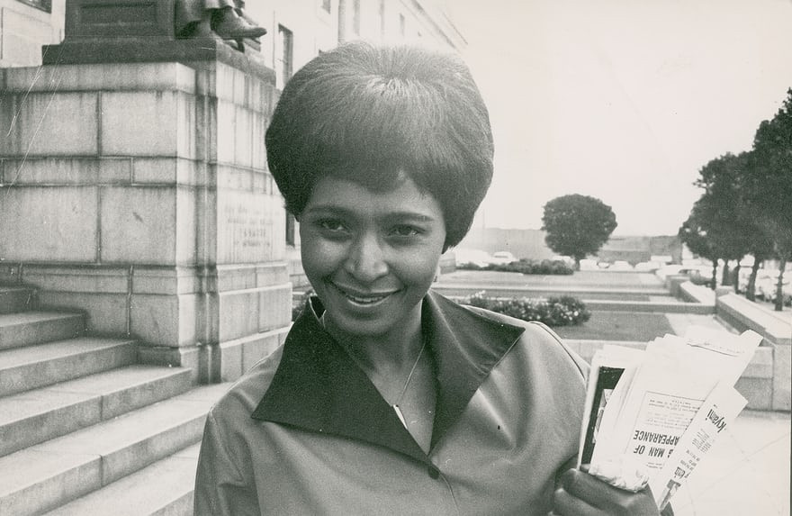 Bà Winnie khi được cho phép thăm ông Nelson lần đầu tiên trong hai năm. Ảnh: Guardian.