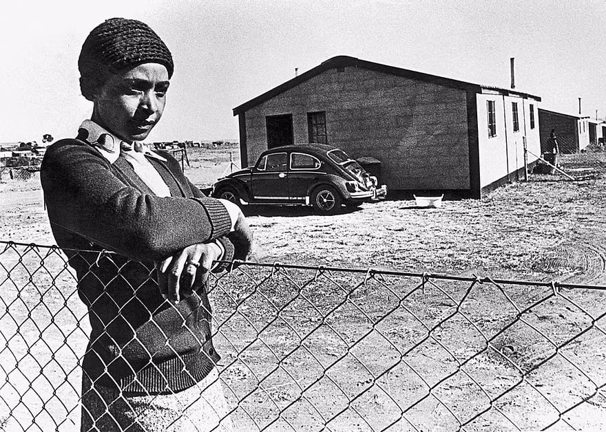 Vợ cũ của ông Mandela trong thời gian sống lưu vong ở Brandfort năm 1977. Ảnh: Getty Images.