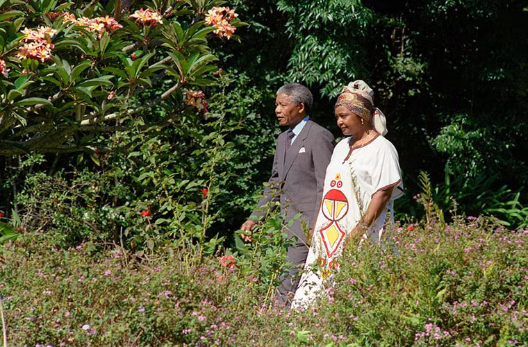 Ông bà Mandela đi dạo trong khu vườn ở Cape Town một ngày sau khi ông Mandela được phóng thích năm 1990. Ảnh: Getty.