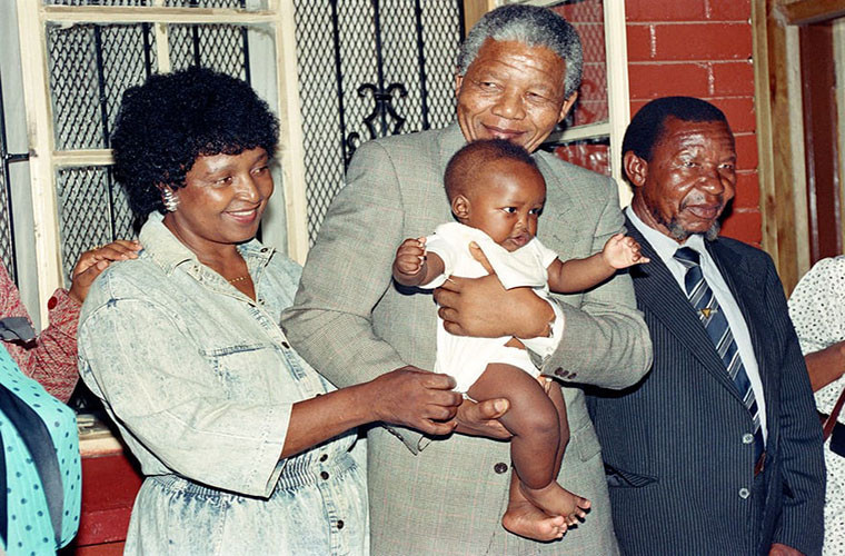 Vợ chồng cựu Tổng thống Mandela chơi đùa với cháu, Bambata, tại nhà ở Soweto năm 1990. Ảnh: Getty.