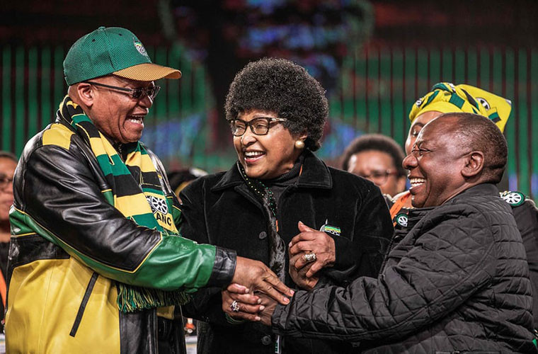 Bà Winnie nắm tay Tổng thống Nam Phi khi đó là ông Jacob Zuma trong phiên khai mạc hội nghị chính sách ANC ở Johannesburg năm 2017. Ảnh: Getty.