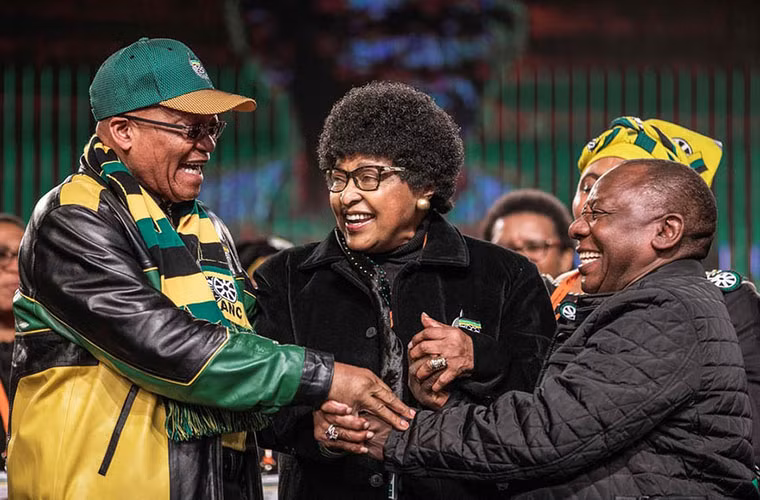 Bà Winnie nắm tay Tổng thống Nam Phi khi đó là ông Jacob Zuma trong phiên khai mạc hội nghị chính sách ANC ở Johannesburg năm 2017. Ảnh: Getty.