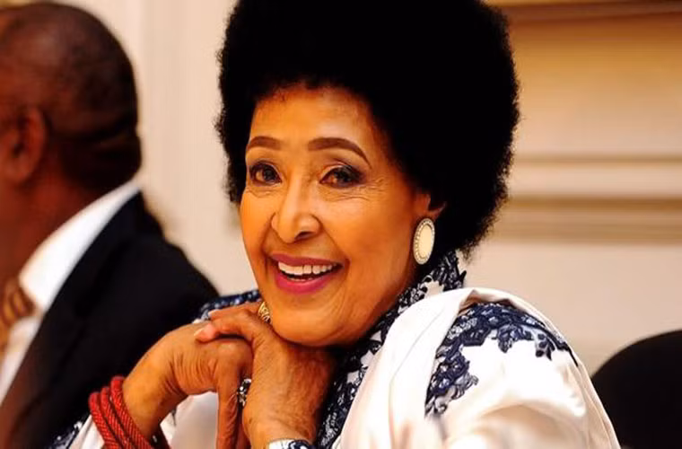 Được biết, trong thời gian ông Mandela bị bắt giam trước đây, bà Madikizela (Winnie Mandela) đã đấu tranh không ngừng nghỉ để ông được trả tự do cũng như đấu tranh vì quyền lợi của những người da màu Nam Phi. Dưới đây là loạt ảnh ghi lại những khoảnh khắc ấn tượng trong cuộc đời bà Madikizela. Ảnh: ANA.