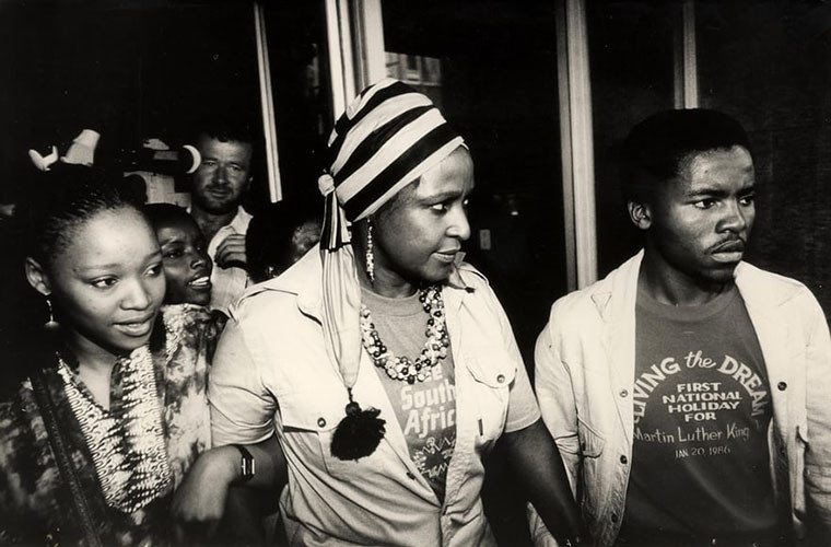 Bà Winnie xuất hiện sau khi các cáo buộc chống lại bà bị hủy bỏ năm 1986. Ảnh: Guardian.