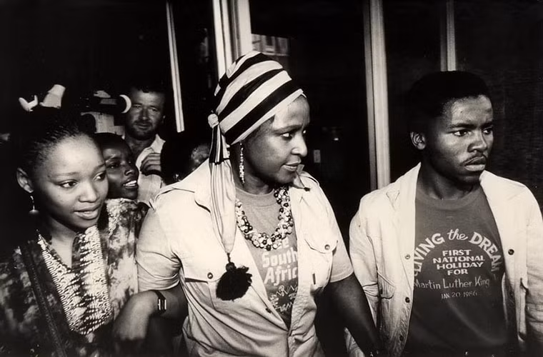 Bà Winnie xuất hiện sau khi các cáo buộc chống lại bà bị hủy bỏ năm 1986. Ảnh: Guardian.