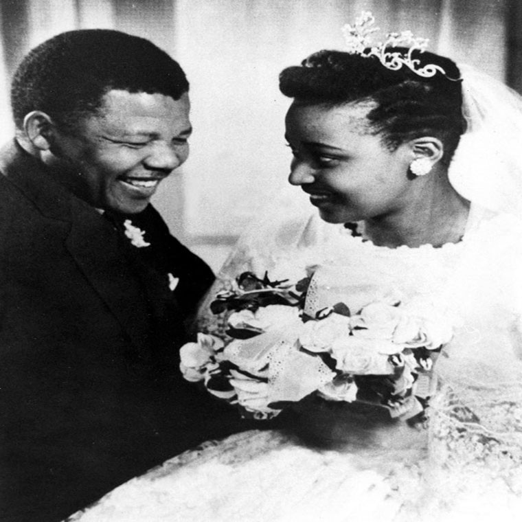 Bà Winnie Mandela kết hôn cùng ông Nelson Mandela năm 1958. Ảnh: Đám cưới của bà Winnie và ông Nelson ở Bizana, Nam Phi, năm 1958. Ảnh: Guardian.