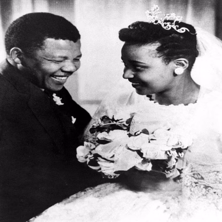 Bà Winnie Mandela kết hôn cùng ông Nelson Mandela năm 1958. Ảnh: Đám cưới của bà Winnie và ông Nelson ở Bizana, Nam Phi, năm 1958. Ảnh: Guardian.