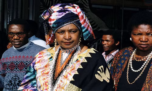 Winnie Mandela xuất hiện tại tòa án tối cao ở Johannesburg năm 1991. Ảnh: Guardian.
