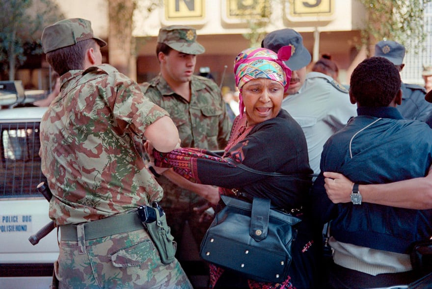 Bà Winnie bị bắt giữ trong lúc tham gia biểu tình ở Johannesburg để kêu gọi phóng thích các tù nhân tuyệt thực năm 1991. Ảnh: Getty.