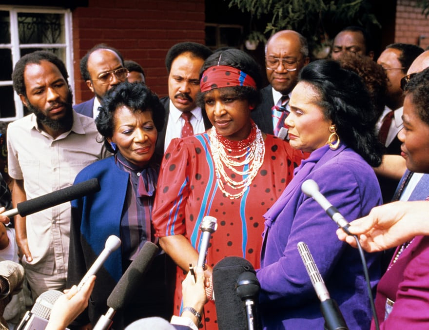 Bà Winnie “hội ngộ” với Coretta Scott King, vợ của nhà hoạt động dân quyền người Mỹ gốc Phi Martin Luther King Jr, ở Soweto năm 1986. Ảnh: Guardian.