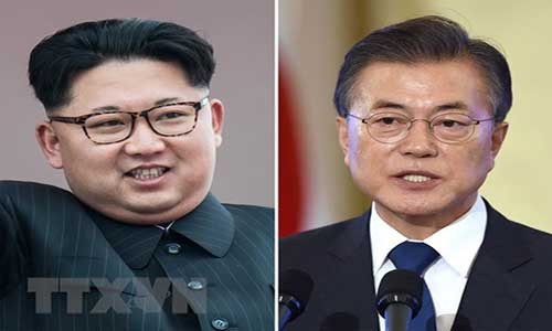 Tổng thống Hàn Quốc Moon Jae-in (phải) và nhà lãnh đạo Triều Tiên Kim Jong-un (trái).