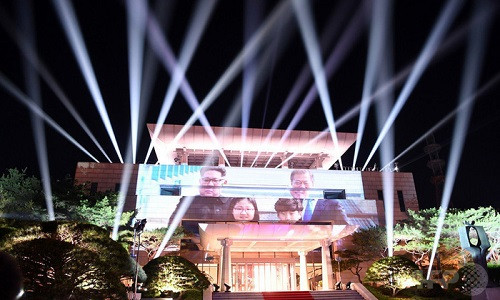 Hình ảnh ông Kim Jong Un và ông Moon Jae In được trình chiếu vào phút cuối.