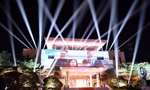 Hình ảnh ông Kim Jong Un và ông Moon Jae In được trình chiếu vào phút cuối.