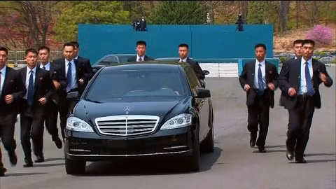 Lực lượng vệ sĩ hùng hậu bảo vệ nhà lãnh đạo Triều Tiên.