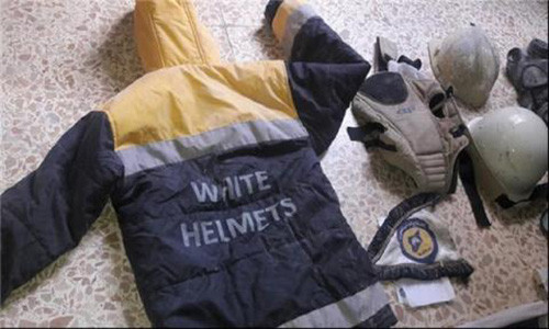 Đồng phục và mặt nạ phòng độc từ Tổ chức Mũ bảo hiểm trắng được phát hiện trong xưởng chế tạo bom hóa học của bọn khủng bố ở Đông Ghouta. Ảnh: Sputnik