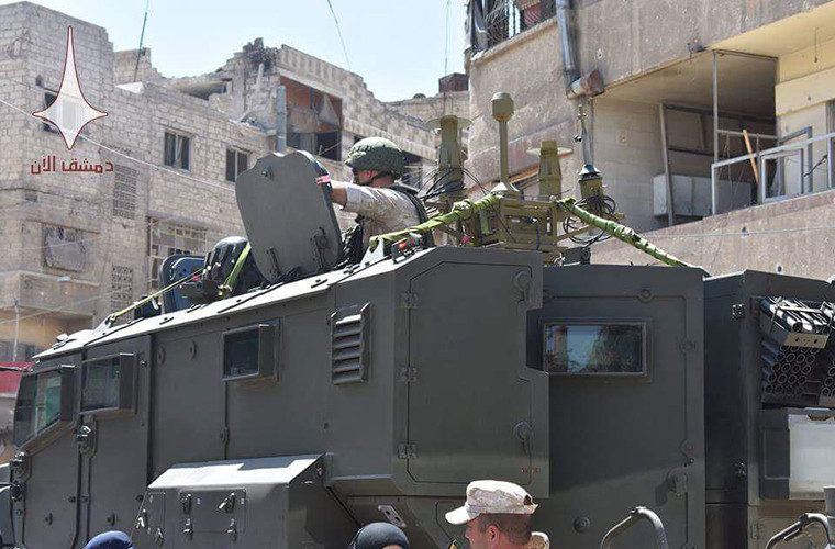 Còn tại thị trấn Douma vừa được giải phóng ở Đông Ghouta (Damascus), các binh sĩ Nga đã được triển khai tại đây để đảm bảo an ninh và hòa bình trong khu vực. Ảnh: SF.