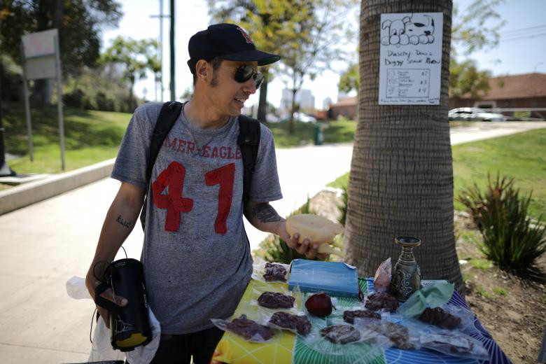 Vincet Wigh, 39 tuổi, tại công viên ở Los Angeles. Wigh từng làm kỹ sư phần mềm và sau đó là tài xế Uber nhưng cuộc sống của anh trở nên bế tắc sau khi đứa con 4 tuổi của anh qua đời.
