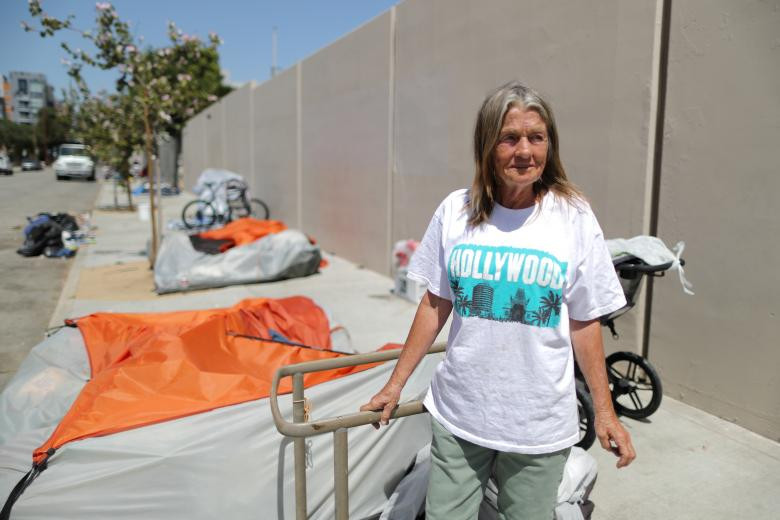 Vicki Dollar, 70 tuổi, sống cùng người con trai thất nghiệp trong túp lều dựng ngoài đường phố ở Hollywood. Được biết, họ phải dỡ lán trại vào ban ngày.
