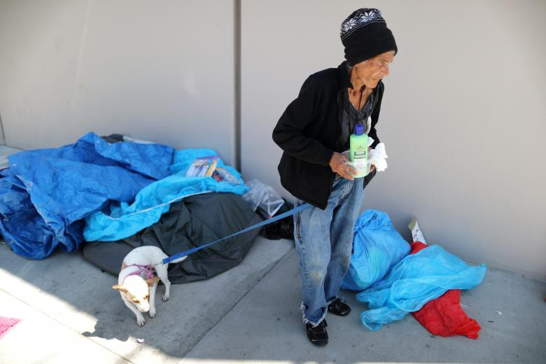 Carmen Ramirez, 78 tuổi, sống cùng chú cún cưng của bà trong túp lều trên đường phố Los Angeles.
