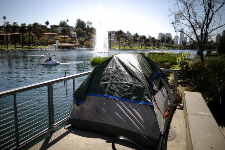 Lều bạt của một người vô gia cư ở Los Angeles được dựng lên cạnh hồ Echo Park.