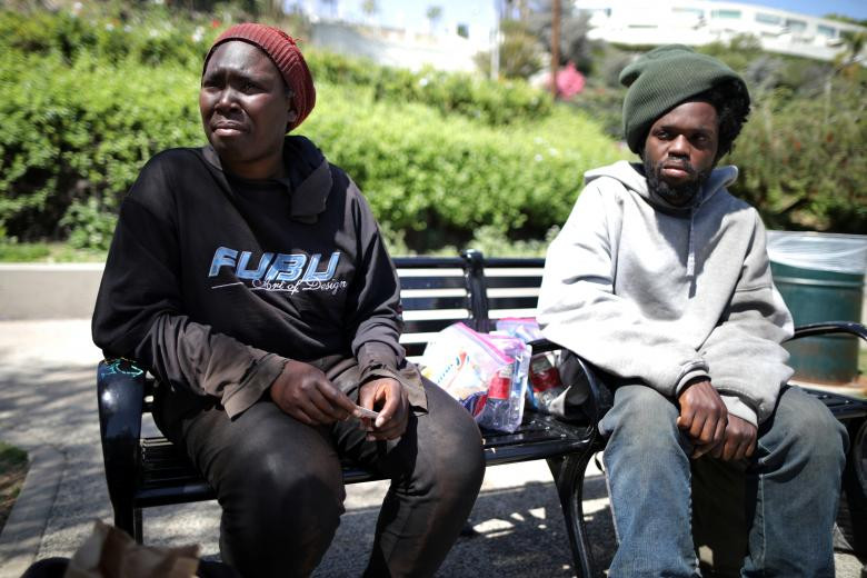 Patricia, 26 tuổi, và Denzel, 27 tuổi, đến từ bang Indiana ngồi trên ghế trong một công viên ở Los Angeles. Họ sống lang thang ngoài đường phố trong suốt gần 2 năm qua.