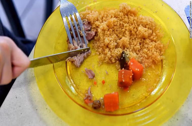 Một em nhỏ ăn trưa, gồm có món couscous, thịt và rau, tại ngôi trường ở thành phố Bordeaux, Pháp.