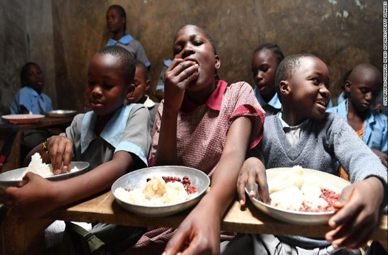 Bữa ăn gồm cơm và đậu cho học sinh Trường Tiểu học Hanka ở Nairobi, Kenya.