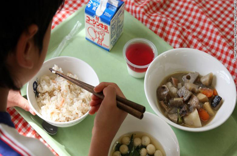 Bữa trưa gồm cơm và món thịt hầm của một nữ sinh ở Trường Tiểu học Senzoku, thủ đô Tokyo, Nhật Bản.
