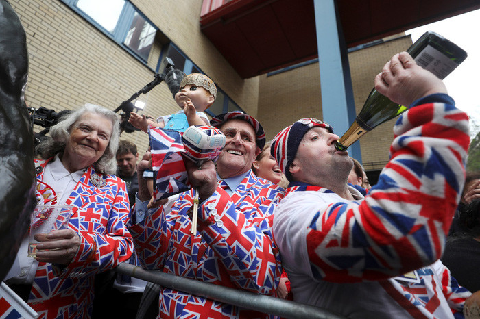 Các fan của Hoàng gia Anh ăn mừng bên ngoài bệnh viện hoàng tử bé được hạ sinh ngày 23/4 - Ảnh: REUTERS