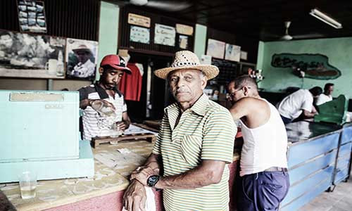 Người dân Cuba đứng nói chuyện tại một cửa hàng tạp hóa.