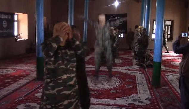 Năm ngoái, lực lượng Afghanistan và Mỹ đã khởi động chiến dịch nhằm đánh bật các tay súng IS ra khỏi khu vực này. Cuối năm 2017, phiến quân IS được cho là còn khoảng 3.000 chiến binh, với nhiều tay súng nước ngoài gia nhập ISIS-KP.