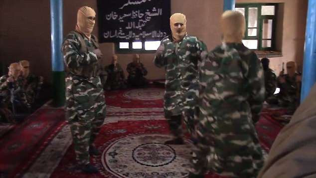 Theo Daily Mail, báo Stars & Stripes đưa tin, đoạn video ghi lại cảnh các chiến binh IS tập võ được lực lượng đặc nhiệm Mỹ tại Afghanistan công bố hồi cuối tuần trước. (Nguồn: Daily Mail)