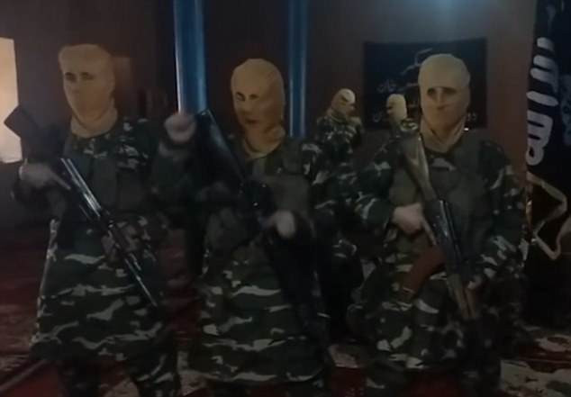 Có thể thấy, các tay súng IS bịt kín mặt và cùng nhau tập luyện các động tác võ thuật trong một nhà thờ Hồi giáo ở phía tây bắc Afghanistan.