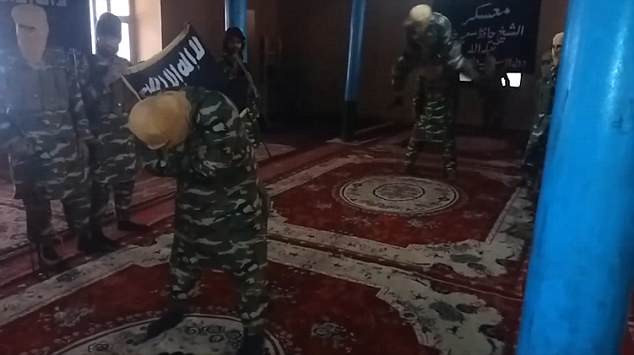 Tuy nhiên, các động tác võ thuật mà những chiến binh IS này phô diễn bị đánh giá là "dở tệ".